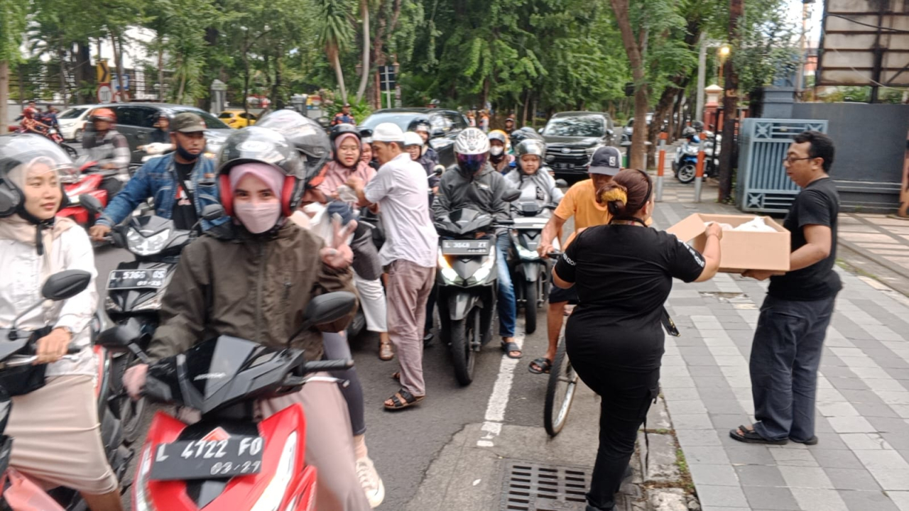 Kebersamaan di Bulan Suci, AWS Bagikan Takjil Gratis di Surabaya