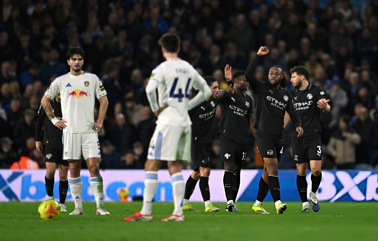 Para pemain Manchester City merayakan gol tunggal Antoine Semenyo sembari melewati skuad Leeds United pada lanjutan Premier League di Elland Road, dini hari tadi WIB. (jatimsport.com via Getty Images)