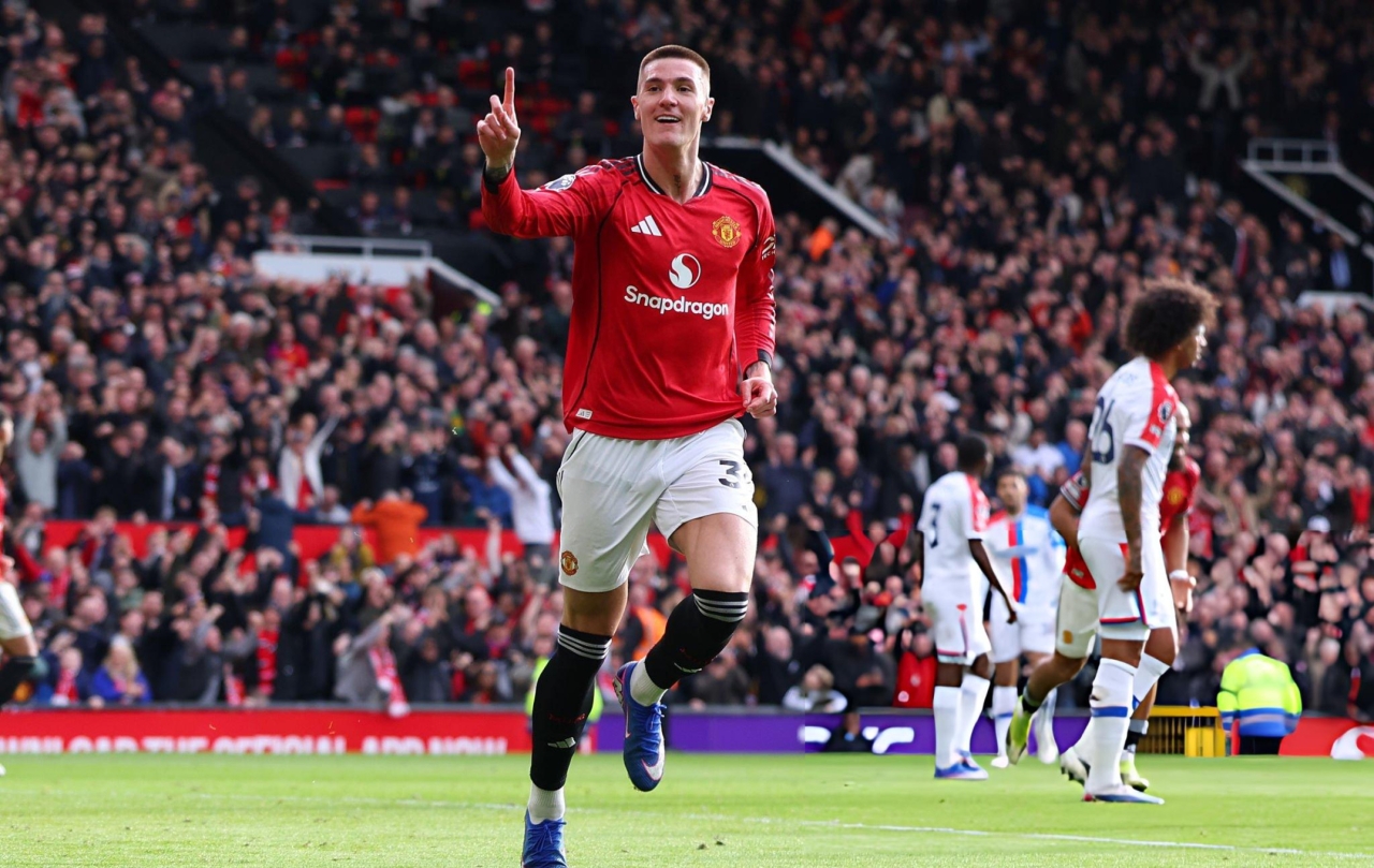 Selebrasi Benjamin Sesko yang kembali mencetak satu gol untuk Manchester United saat menang atas Crystal Palace dengan skor 2-1 pada lanjutan Premier League di Old Trafford, Minggu (1/3/2026) malam WIB. (jatimsport.com via Getty Images)