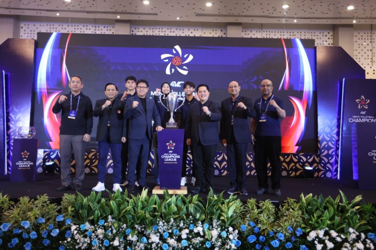 Trofi juara turut dipamerkan dalam sesi jumpa pers jelang AVC Men's Volleyball Champions League 2026 yang melibatkan dua tim asal Indonesia pada Mei 2026 mendatang. (jatimsport.com/PP PBVSI)