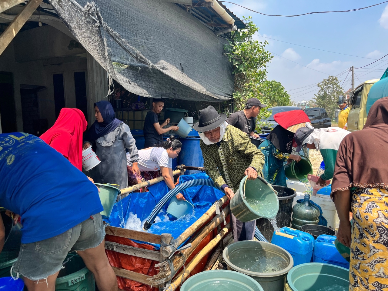 Di Tengah Kekeringan, YBM PLN UIP JBTB & Srikandi PLN Salurkan 40 Ribu Liter Air untuk Warga Lamongan